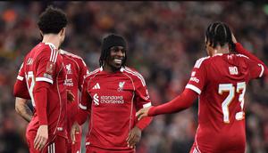 Menit ke-36, aksi Jeremie Frimpong berhasil menggandakan keunggulan Liverpool. Tampak dalam foto, bek Liverpool asal Belanda, Jeremie Frimpong (tengah) merayakan gol kedua timnya saat pertandingan putaran ketiga Piala FA Inggris melawan Barnsley di Stadion Anfield, pada Senin 12 Januari 2026 waktu setempat atau Selasa (13/1/2026) dini hari WIB. (PETER POWELL/AFP)