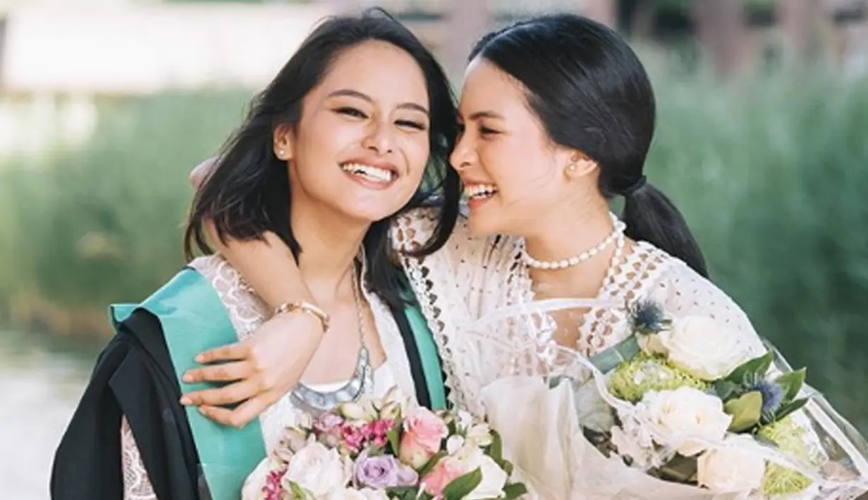 Potret saat Amanda Khairunnisa wisuda. Maudy Ayunda turut bahagia atas kelulusan sang adik. (Liputan6.com/IG/maudyayunda)