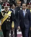 Memasuki istana tempat resepsi pernikahan, Presiden Jokowi didampingi Crown Prince Pengiran Muhtadee billah bolkiah. Jokowi pun tampak mengenakan busana formal. [Youtube/@RTBgo]