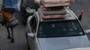 Warga berbondong-bondong meninggalkan rumah mereka menggunakan kendaraan yang dipenuhi barang berharga, kemacetan panjang di sejumlah jalur utama tak terhindarkan. Tampak dalam foto, sebuah keluarga mengacungkan tanda kemenangan saat mereka melarikan diri dari serangan udara Israel di Dahiyeh, pinggiran selatan Beirut, Lebanon, Kamis 5 Maret 2026. (AP Photo/Bilal Hussein)