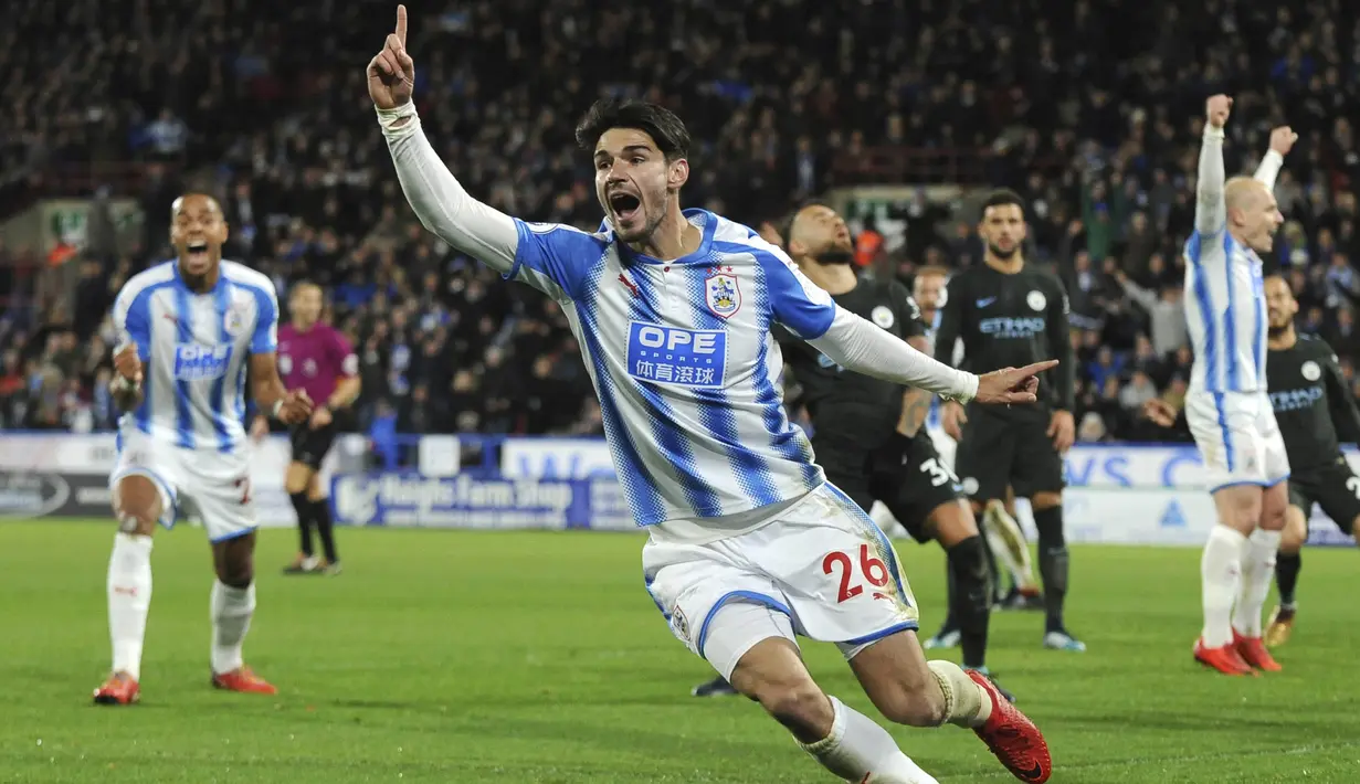 Bek Huddersfield, Christopher Schindler, merayakan gol yang dicetaknya ke gawang Manchester City pada laga Premier League di Stadion John Smith, Huddersfield, Minggu (26/11/2017). Huddersfield kalah 1-2 dari City. (AP/Rui Viera)