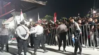 Suporter Bali United berdemo depan ruang VVIP Stadion Kapten I Wayan Dipta (Liputan6.com/Dewi Divianta)