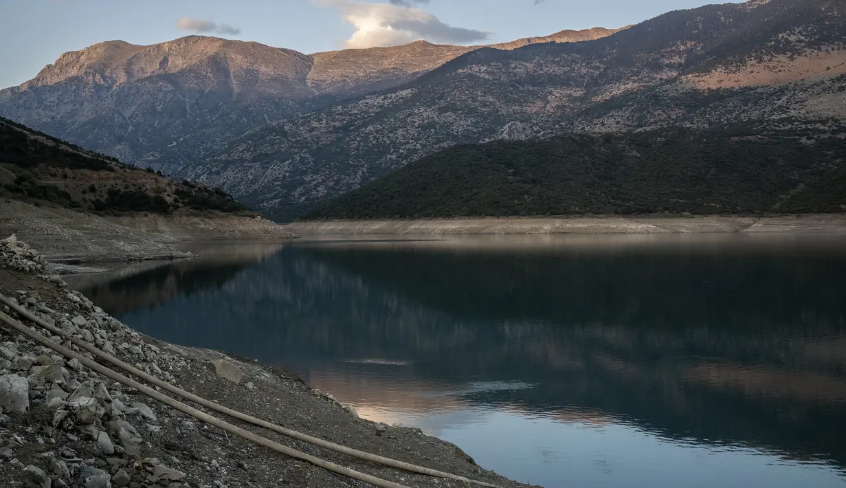 Danau buatan manusia yang memasok air ke hampir setengah populasi Yunani mencapai titik terendahnya dalam beberapa dekade terakhir. (Angelos TZORTZINIS / AFP)