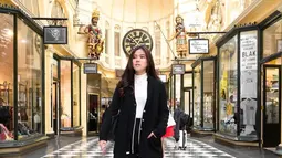 Royal Arcade di Melbourne tak luput dikunjungi oleh Melisa Hartanto saat berlibur di Australia. Tidak bisa disembunyikan wajah takjub dari perempuan berusia 26 tahun saat mengunjungi tempat tersebut. (Liputan6.com/IG/@melisahart_)