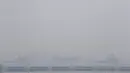 Kabut asap terlihat di daerah pelabuhan di pantai selatan Singapura, Senin (5/10). Indeks Standar Polutan (PSI) kabut asap mencapai angka tertinggi 186 pada jam 4 sore waktu setempat, menurut Badan Lingkungan Nasional. (REUTERS/Edgar Su)