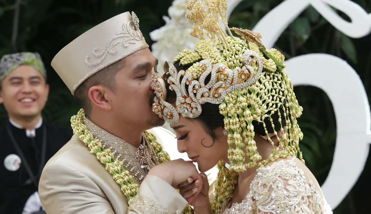 "Papa dan Mama yang ananda hormati dan sayangi, sangat banyak bimbingan dari Papa dan Mama selama ini, begitu banyak pengobanan yang sudah diberikan hingga saat ini,” tutur Selvi di kalimat pembuka. (Adrian Putra/Bintang.com)