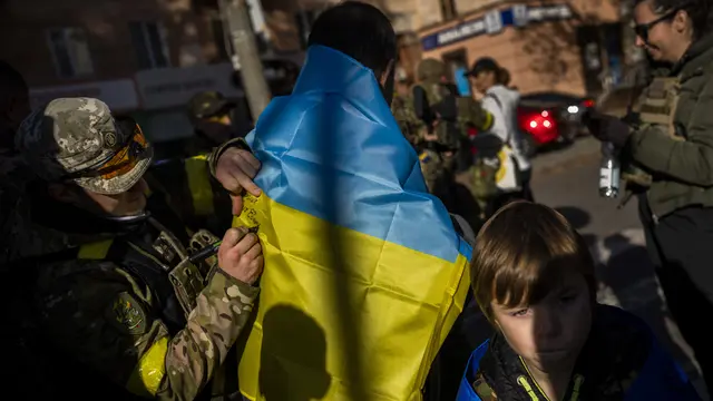 Warga Ukraina merayakan pembebasan Kherson