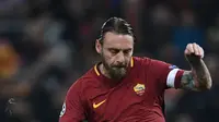 3. Daniele de Rossi - Pemain gaek As Roma mendapatkan tempat tersendiri di hati Laziale. Usai rasakan kekalahan pada derby Ibukota, De Rossi langsung memberikan selamat kepada Biancocelesti atas kemenangan tersebut. (AFP/Filoppo Monteforte)