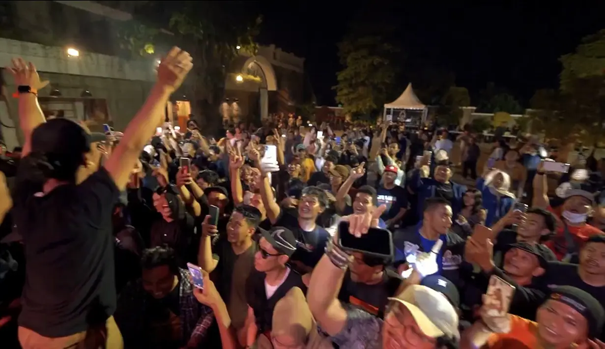 Suasana para tamu undangan berjoged hingga nyanyi bersama dengan artis-artis idolanya. [Instagram/showimah]