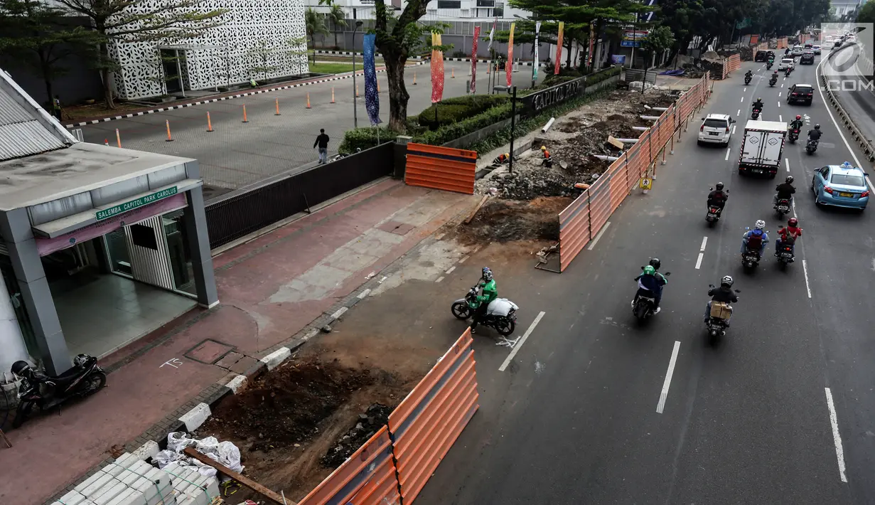 Pekerja mengerjakan proyek revitalisasi trotoar di Jalan Salemba Raya, Jakarta Pusat, Kamis (1/8/2019). Pemerintah Provinsi DKI Jakarta merevitalisasi trotoar Jalan Salemba, Kramat Raya, dan Cikini Raya dengan anggaran sebesar Rp75 milliar yang rampung pada Desember 2019. (Liputan6.com/Johan Tallo)
