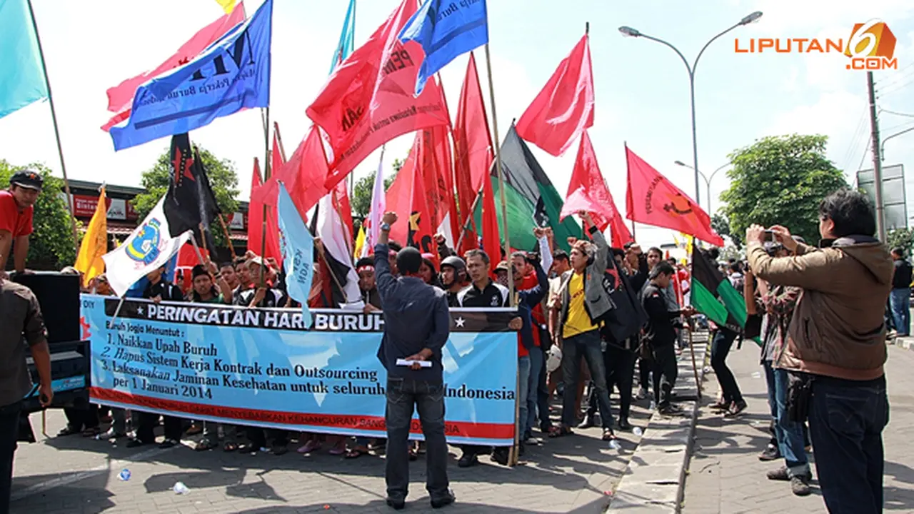 demo-buruh-1-130905b.jpg