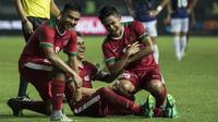 Para pemain Timnas Indonesia U-19 merayakan gol yang dicetak Egy Maulana Vikri ke gawang Kamboja U-19 pada laga persahabatan di Stadion Patriot, Bekasi, Rabu (4/10/2017). Indonesia menang 2-0 atas Kamboja. (Bola.com/Vitalis Yogi Trisna)