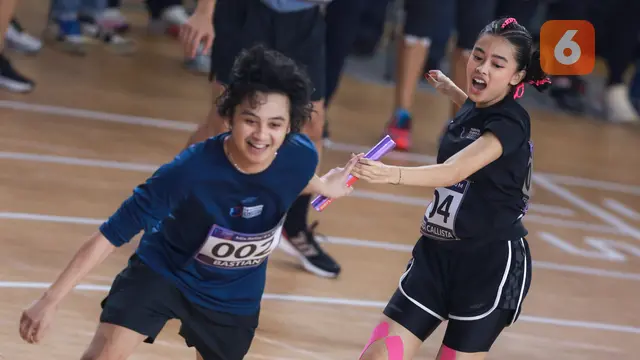 Foto: Solid! Aksi Tim Cinta Laura saat Berlomba di Cabor Lari Estafet 400 Meter Turnamen Olahraga Selebriti Indonesia