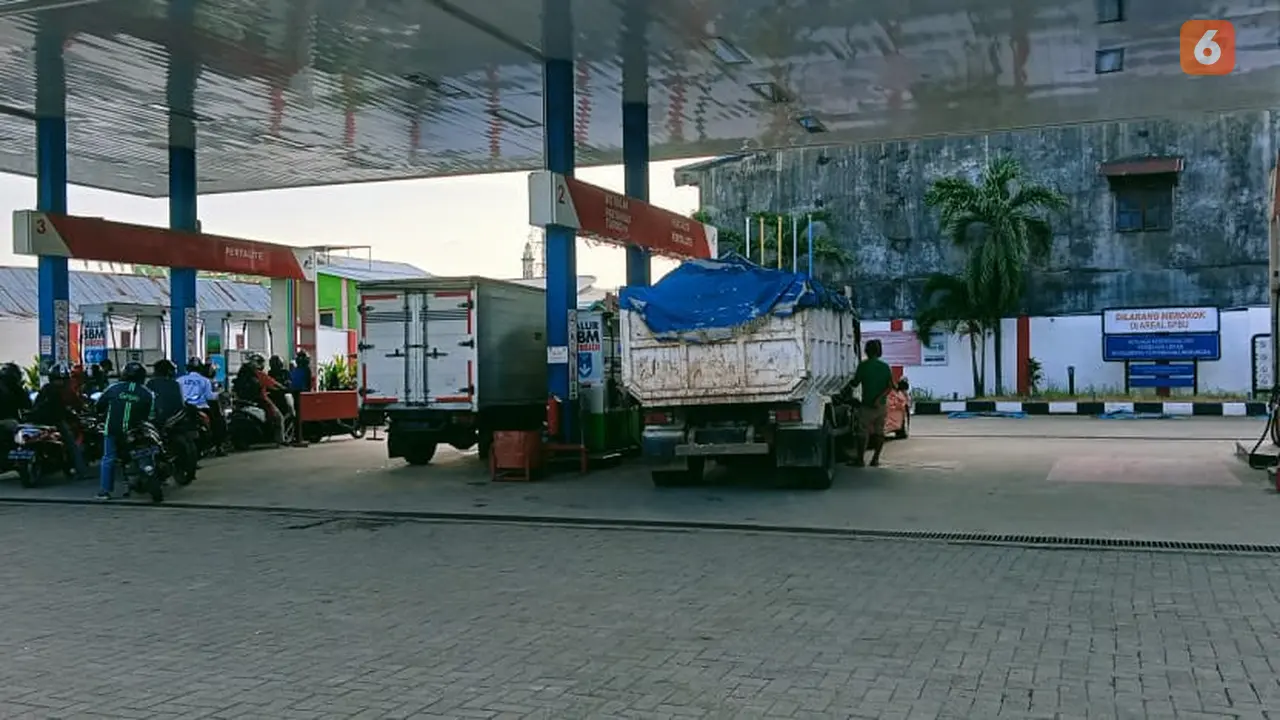 Mobil Boks Modifikasi Beli Solar Subsidi Hingga 1 Ton (Liputan6.com/Eka Hakim)