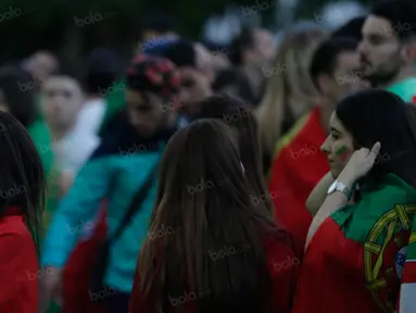 Suporter wanita Portugal cemas menanti gol dari Cristiano Ronaldo dan kawan-kawan saat melawan Kroasia pada laga 16 besar Piala Eropa 2016 saat nonton bareng di Fan Zone Kota Paris, Prancis, Sabtu (25/6/2016). (Bola.com/Vitalis Yogi Trisna)