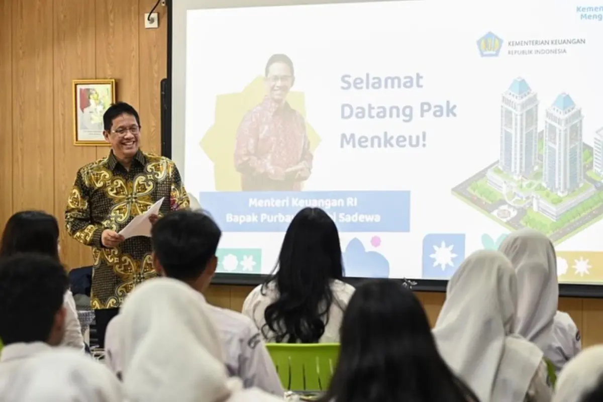 Menteri Keuangan (Menkeu) Purbaya Yudhi Sadewa mengajar di SMAN 3 Jakarta. (Istimewa)