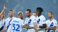 Pemain Inter Milan merayakan gol yang dicetak Stefan de Vrij dalam laga melawan Lecce pada giornata 26 Serie A Liga Italia di Ettore Giardiniero Stadium, Senin (26/2/2024) dini hari WIB. Inter Milan menang telak 4-0 atas Lecce. (Carlo Hermann / AFP)