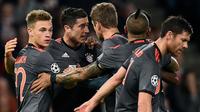 Para pemain Bayern Munchen merayakan gol ke gawang PSV Eindhoven pada laga Liga Champions di Philips Stadion, Eindhoven, Selasa (1/11/2016). (AFP/John Thys)