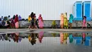 Pengungsi Rohingya berkumpul di tempat penampungan sementara sebuah pelabuhan di Pulau Sabang, Provinsi Aceh, Indonesia, Senin (18/12/2023). Sebagian besar Muslim Rohingya menjadi sasaran tindakan keras militer Myanmar pada tahun 2017 dan menjadi sasaran penyelidikan genosida Perserikatan Bangsa-Bangsa (PBB). (CHAIDEER MAHYUDDIN/AFP)