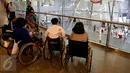 Penyandang disabilitas melihat aktivitas di Gedung BEI, Jakarta, Rabu (18/1). Sekolah ini digelar untuk memahami pentingnya peranan dalam meningkatkan literasi dan inklusi pasar modal Indonesia yang menyasar ke semua kalangan. (Liputan6.com/Angga Yuniar)