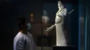 Seorang pengunjung mengamati karya seni yang ditampilkan dalam pameran di Museum Nasional China di Beijing, pada 30 Agustus 2020. Pameran tersebut, yang menampilkan lebih dari 200 karya seni tradisional dari Provinsi Fujian di China selatan, digelar di Beijing pada Minggu (30/8). (Xinhua/Jin Liangku