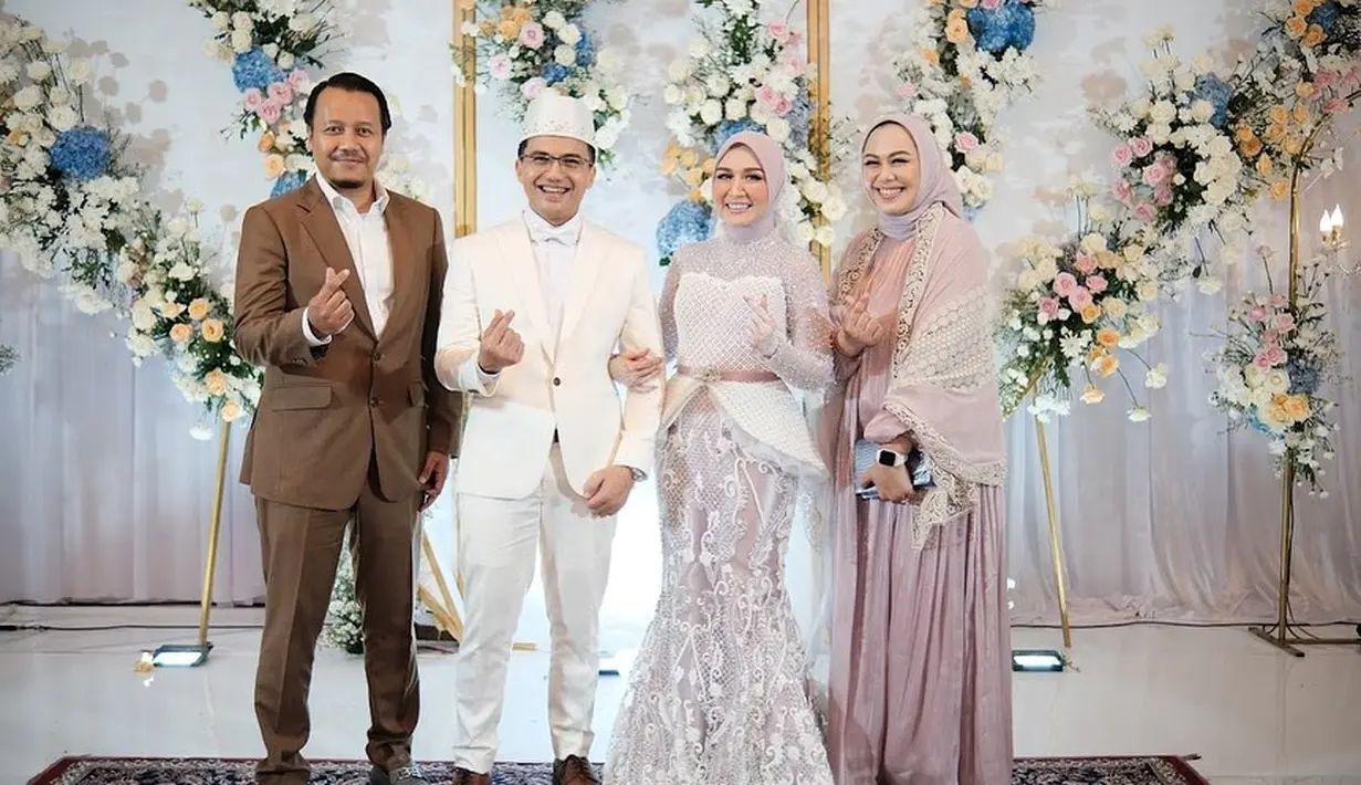 Alhasil, sibuk mencari bahan yang sama dengan jas yang dikenakan. Tapi, pada akhirnya mengenakan celana milik anak Dine. "Jd mendadak sibuk harus beli bahan celana sesuai Jas, in THe mean time , pinjem celana punya Paris anak bungsu dari aku, ga sama warna sih, tp ya what to do," sambung Dine. [Instagram/dine.pearl]