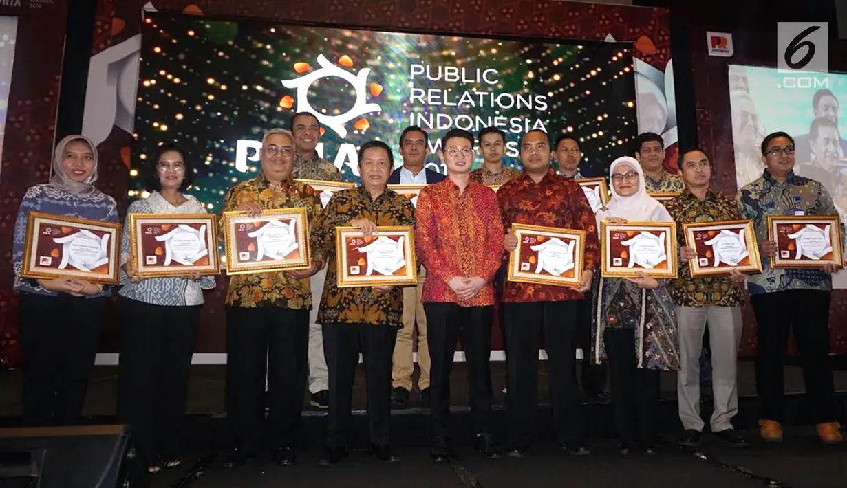 Perwakilan Humas Pupuk Indonesia Grup foto bersama usai menerima penghargaan PR Indonesia Awards 2019 di Bandung, Kamis (28/3). Penghargaan tersebut merupakan wujud komitmen Pupuk Indonesia Grup sebagai keberhasilan dalam perumusan strategi komunikasi. (Liputan6.com/Pool/Pupuk Indonesia)