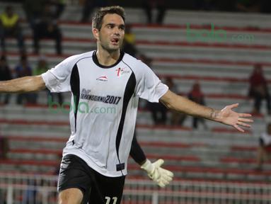 Striker T-Team Malaysia, Tomislav Busic, merayakan gol yang dicetaknya ke gawang ATM FA pada laga play-off Malaysia Super League 2016 di Stadion Perak, Malaysia, Minggu (31/1/2016). T-Team berhasil menang 2-1. (Bola.com/Nicklas Hanoatubun)