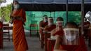 Para biksu muda mengenakan masker dan pelindung wajah saat belajar agama di Molilokayaram Educational Institute, Bangkok, Thailand, Rabu (15/4/2020). Sekitar 200 biksu muda tetap bersekolah kendati Thailand menutup semua sekolah selama lockdown akibat COVID-19. (AP Photo/Gemunu Amarasinghe)