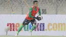 Penampilan berbeda Ridho dalam laga Madura United kontra PSS Sleman itu pun viral dan menjadi bahan perbincangan warganet di media sosial. (Bola.com/M Iqbal Ichsan)