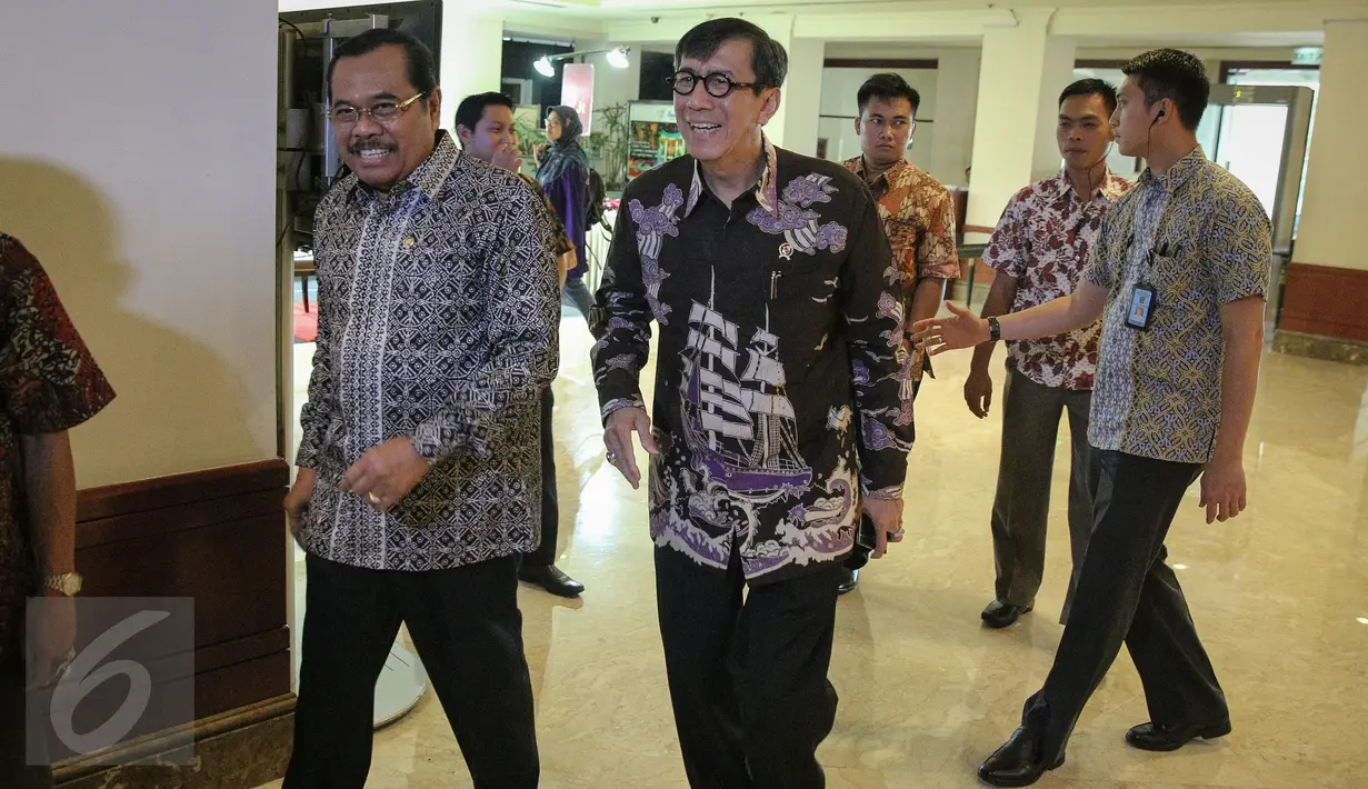 Jaksa Agung M Prasetyo (kiri) dan Menkumham Yasonna Laoly saat menghadiri silaturahmi yang diadakan Menkopolhukam Luhut Panjaitan di Hotel Borobudur, Jakarta, Jumat (16/10). Acara tersebut membahas Pilkada Serentak 2015. (Liputan6.com/Faizal Fanani)