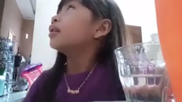 Viral, Aksi Bocah Ngaku Cuma Latihan Saat Kepergok Minum di Bulan Ramadan