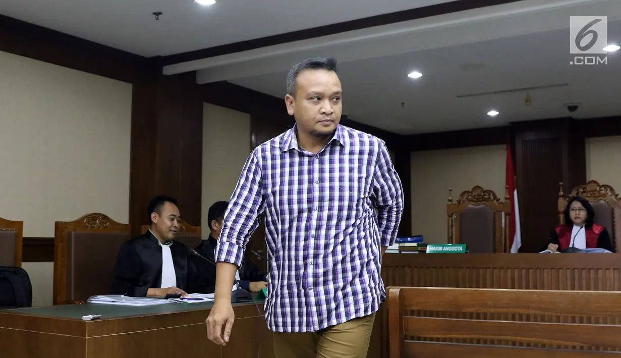 Irvanto Hendra Pambudi berjalan usai menjadi saksi sidang lanjutan dugaan suap proyek Bakamla dengan terdakwa Fayakhun Andriadi di Pengadilan Tipikor, Jakarta, Rabu (19/9). Sidang mendengar keterangan saksi. (Liputan6.com/Helmi Fithriansyah)