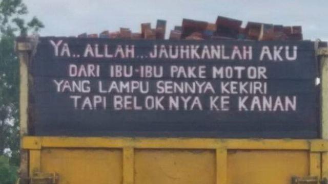 Tulisan Penuh Makna di Belakang Mobil Ini Bikin Cengar Cengir