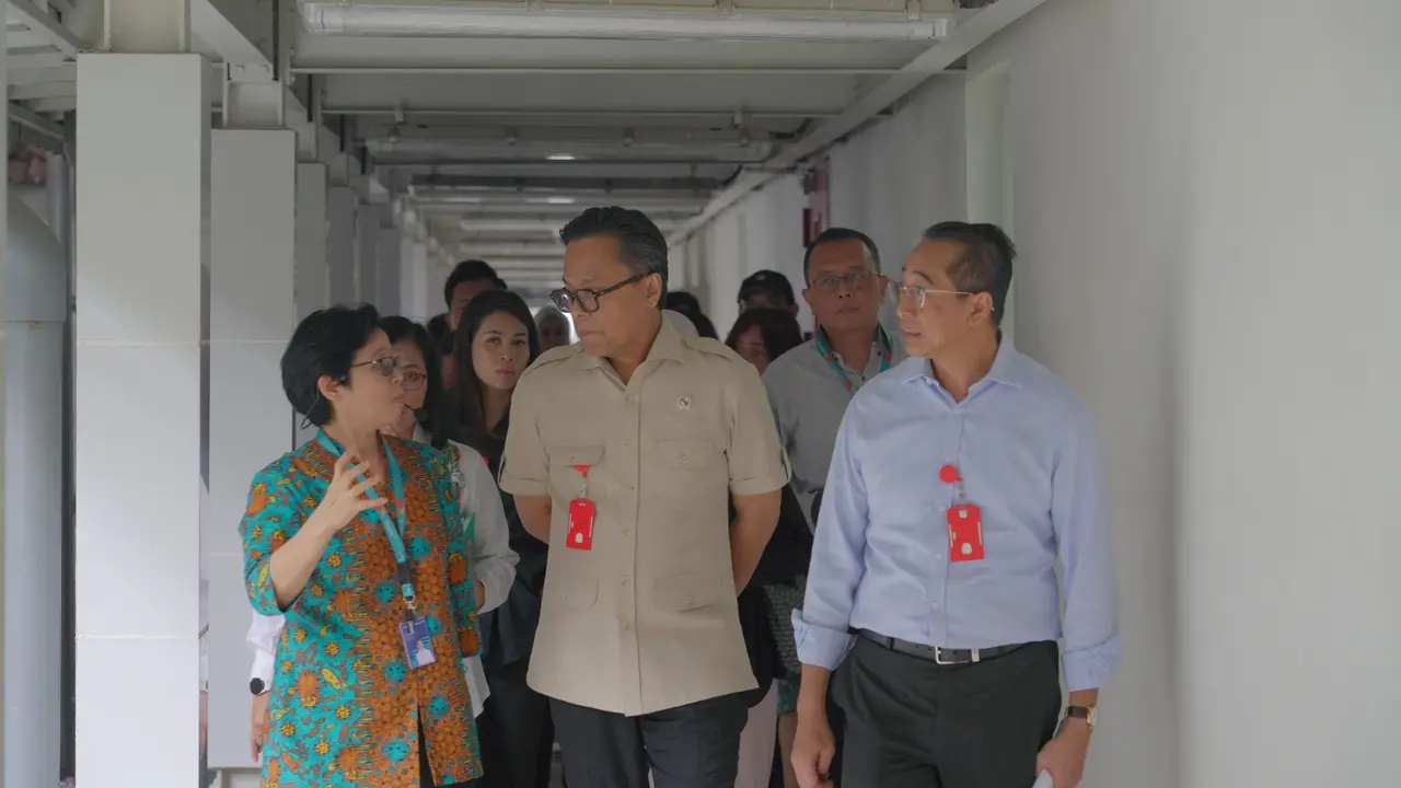 Wakil Menteri BUMN Dony Oskaria mengunjungi fasilitas produksi vaksin Bio Farma. (Dok Kementerian BUMN)