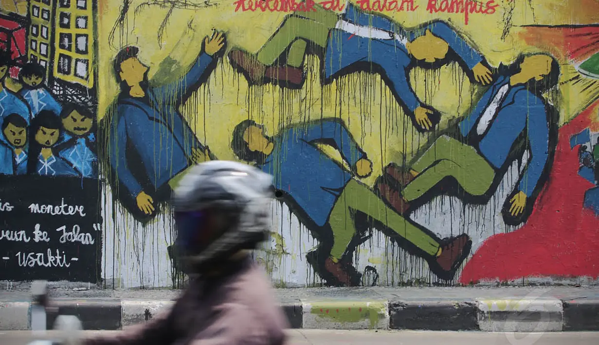 Mural yang diberi tema “Prasasti Tragedi Trisakti dan Mei 1998” bertujuan mengingatkan kepada pemerintah dalam penuntasan kasus tersebut, Selasa (14/5/14). (Liputan6.com/Faizal Fanani)