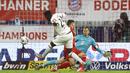 Pemain Eintracht Frankfurt Danny da Costa mencetak gol ke gawang Bayern Munchen dalam pertandingan semi final Piala Jerman di Allianz Arena, Munchen, Jerman, Rabu (10/6/2020). Bayern Munchen menang 2-1 dan lolos ke final. (Kai Pfaffenbach Pool via AP)