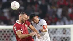 Pemain Timnas Indonesia,&nbsp;Ilija Spasojevic (kiri) berebut bola diudara dengan pemain Kamboja Soeuy Visal dalam laga Grup A Piala AFF 2022 di Stadion Utama Gelora Bung Karno, (SUGBK), Jumat (23/12/2022). (Bola.com/Bagaskara Lazuardi)