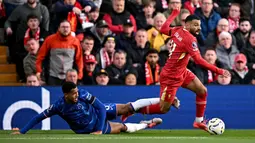 Pemain Liverpool, Mohamed Salah (kanan) menggiring bola melewati pemain Chelsea, Levi Colwill pada laga lanjutan Liga Inggris 2024/2025 di Anfield, Liverpool, Inggris, Minggu (20/11/2024). (AFP/Paul Ellis)