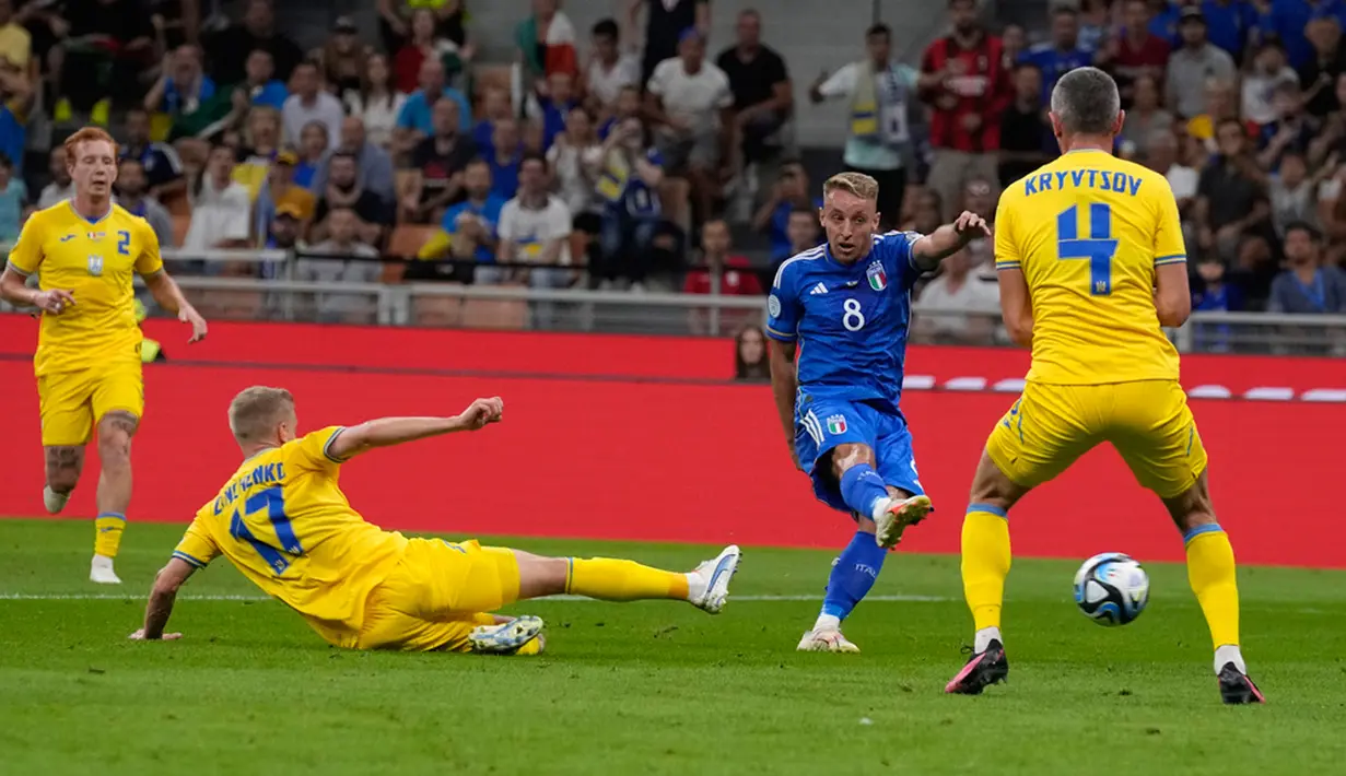 Italia akhirnya meraih kemenangan pertamanya bersama pelatih baru Luciano Spalletti. Gli Azzurri menekuk tamunya Ukraina 2-1. (AP Photo/Antonio Calanni)