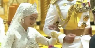 Resepsi pernikahan yang disebut Majlis Istiadat Bersanding Pengantin Diraja  berlangsung di Istana Nurul Iman. Kini Anisha pun memiliki gelar putri Brunei setelah resmi menikah dengan Pangeran Mateen. [@support.anishaik/RTBGO]