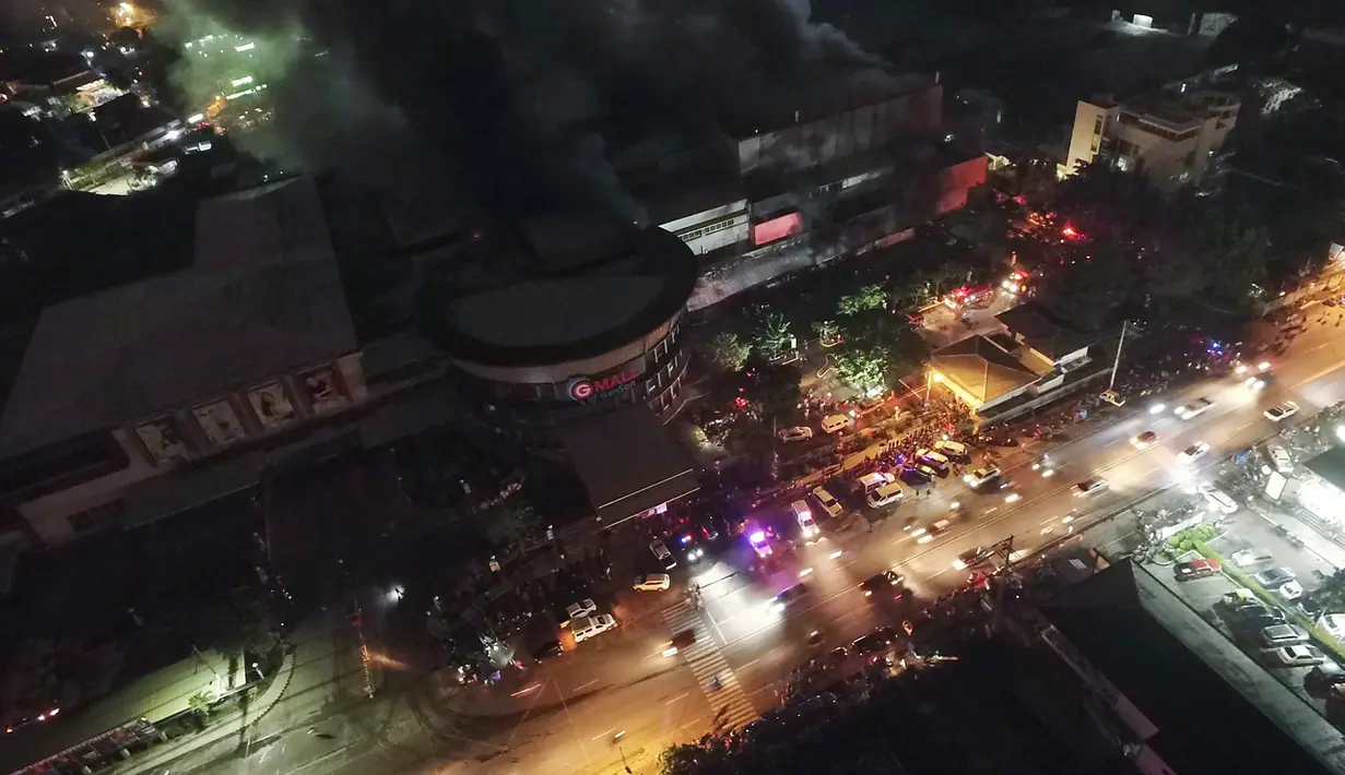 Asap mengepul dari sebuah mal ketika terbakar sesaat setelah gempa bumi bermagnitudo 6,4  melanda General Santos City, di pulau selatan Mindanao, Kamis (16/10/2019). Penduduk lari dari rumah dan kantor dengan panik dan pusat perbelanjaan terbakar selama guncangan gempa. (AP/Allan Jay Resane)