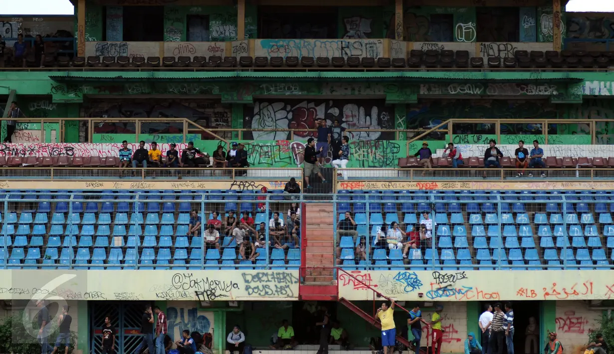 Sejumlah penonton menyaksikan laga terakhir yang digelar di Stadion Lebak Bulus pada 25 Agustus 2015 lalu. Stadion Lebak Bulus dihancurkan untuk kemudian dibangun Terminal MRT. (Liputan6.com/Helmi Fithriansyah)