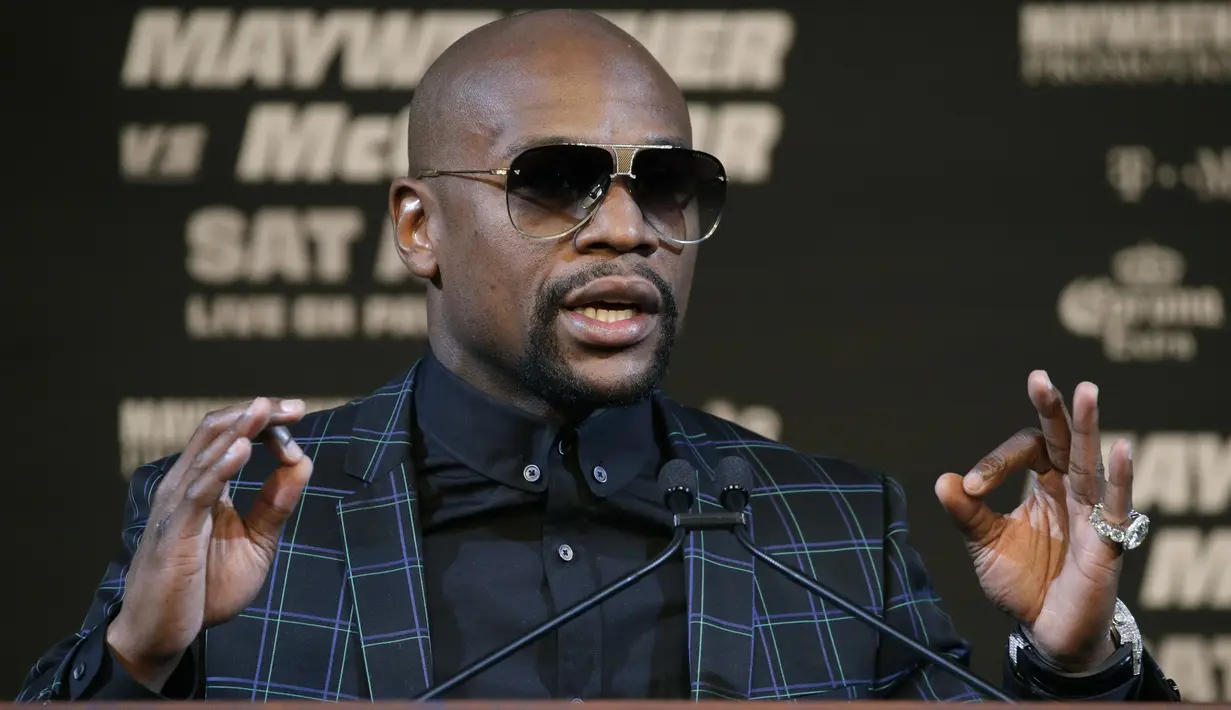Floyd Mayweather Jr. saat memberikan ceramah untuk awak media pada konferensi pers di MGM Grand, Las Vegas, (23/8/2017). Mereka akan bertarung pada 26 Agustus 2017 atau Minggu pagi. (AP/John Locher)
