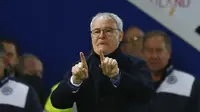 Claudio Ranieri menyemangati para pemain Leicester City pada laga melawan Manchester City di King Power Stadium, Rabu (30/12/2015) dini hari WIB. (Reuters/Carl Recine)
