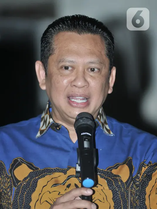 Ketua MPR Bambang Soesatyo memberi keterangan usai bertemu Wakil Presiden terpilih Ma'ruf Amin di Jalan Situbondo, Jakarta, Selasa (15/10/2019). Pimpinan MPR mengunjungi kediaman Ma'ruf Amin untuk mengantarkan undangan pelantikan Presiden dan Wakil Presiden. (merdeka.com/Iqbal Nugroho)