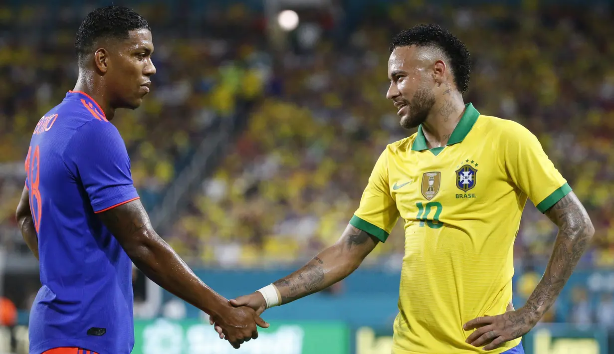 Striker Brasil, Neymar Jr, bersalaman dengan striker Kolombia, Orlando Berrio, usai laga persahabatan di Stadion Hard Rock, Florida, Jumat (6/9). Kedua negara bermain imbang 2-2. (AFP/Rhona Wise)