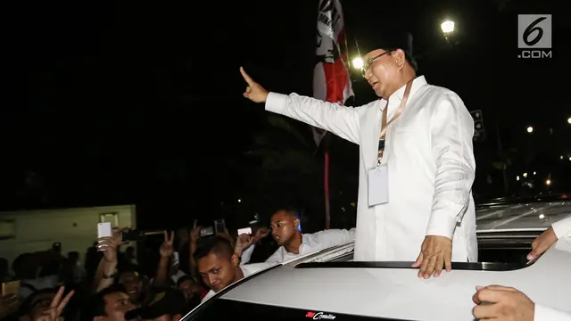 Capres Prabowo Sapa Pendukungnya di Jalan Imam Bonjol