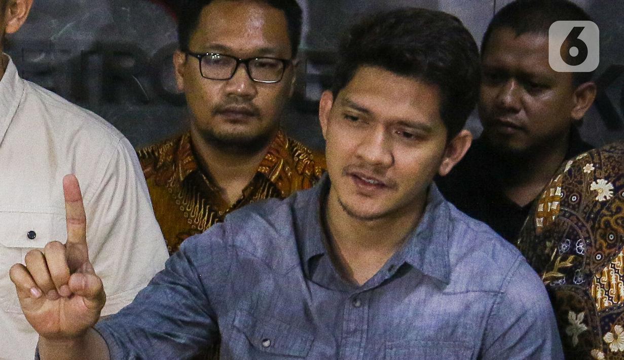 Aktor Iko Uwais memberikan keterangan seusai menjalani pemeriksaan di Polres Bekasi, Jumat (17/6/2022). Suami dari Audy Item itu diperiksa terkait dugaan kasus penganiayaan terhadap korban berinisial RD. (Liputan6.com/Herman Zakharia)