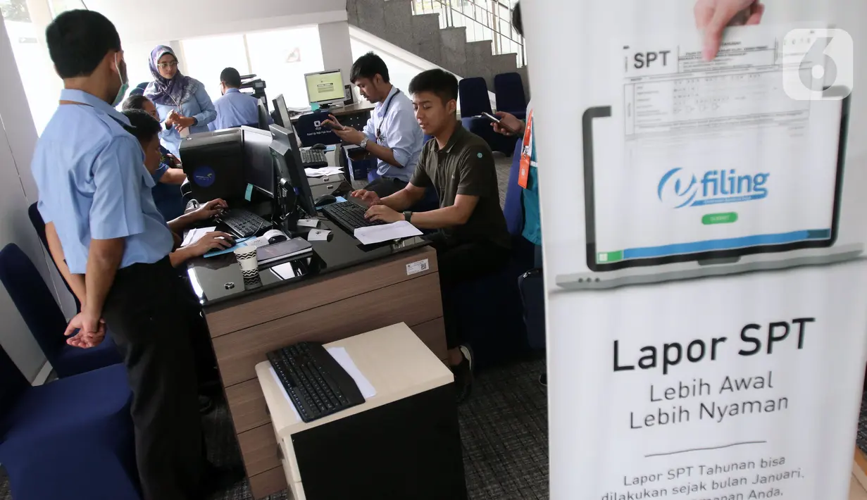 Petugas melayani masyarakat yang ingin melaporkan SPT di Kantor Direktorat Jenderal Pajak (DJP) di Jakarta, Rabu (11/3/2020). DJP menargetkan pelaporan SPT tahun ini bisa mencapai 15,2 juta atau sekitar 80 persen wajib pajak yang wajib melaporkan pembayaran pajaknya. (Liputan6.com/Angga Yuniar)
